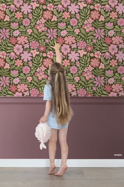 Vliestapete mit Blumenmuster in einem Kinderzimmer im Vintage-Stil mit Holzschrank, Hakenleiste mit Kleid und Stiefeln auf Dielenboden.