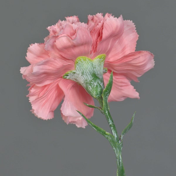 Künstliche Nelke in Rosa mit grünem Stiel und Kelchblättern.