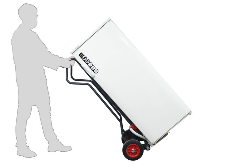 Eine Person transportiert ein großes Haushaltsgerät mit einer Sackkarre.