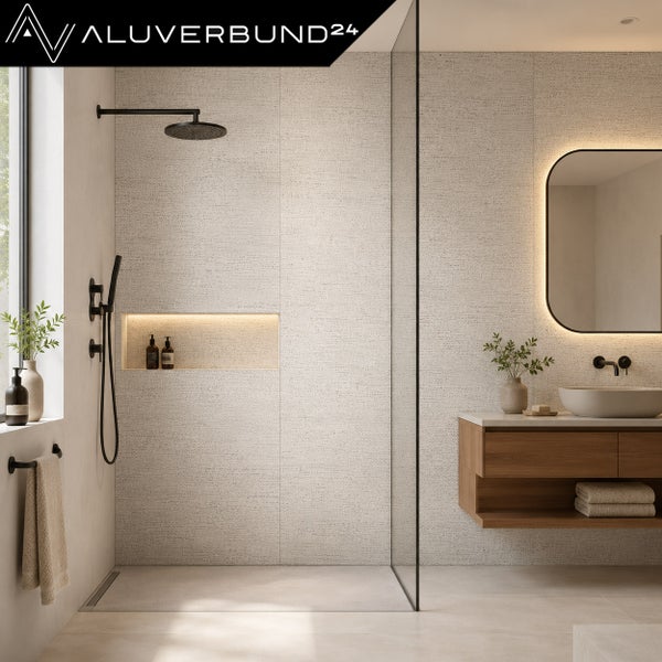 Modernes Badezimmer mit ebenerdiger Dusche, Wandverkleidung aus Aluverbundplatten und hängendem Waschbeckenunterschrank aus Holz.