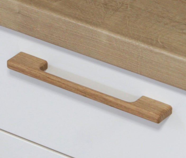 Holzgriff an weißer Möbeloberfläche