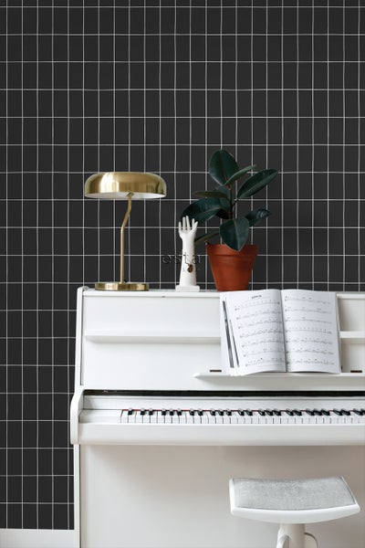 Szene mit weißem Klavier, goldener Lampe, Zimmerpflanze und Tapete mit Gittermuster