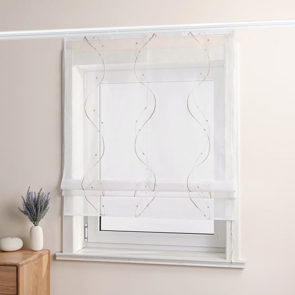 Fenster mit hochgezogenem, transparentem Rollo mit dekorativen Wellenlinien