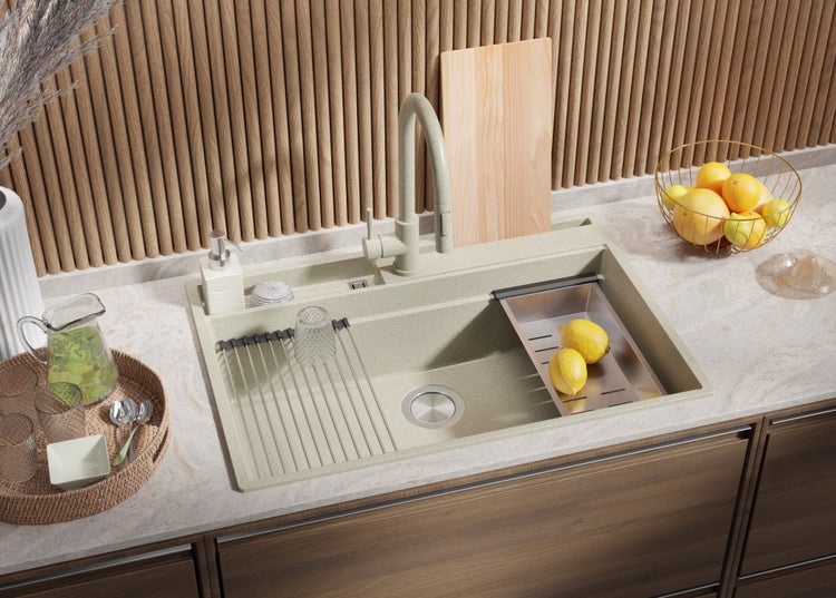 Küchenszene mit Spüle, Armatur, Abtropfgestell und Schneidebrett