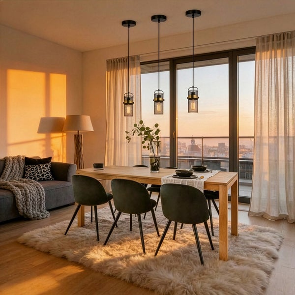 Esszimmer mit Holztisch, Stühlen und drei Pendelleuchten im Industriedesign