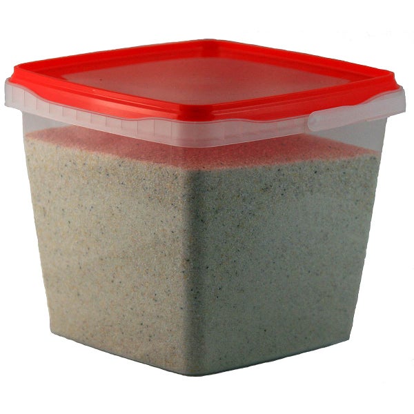 Transparenter Kunststoffbehälter mit rotem Deckel gefüllt mit feinem Sand.