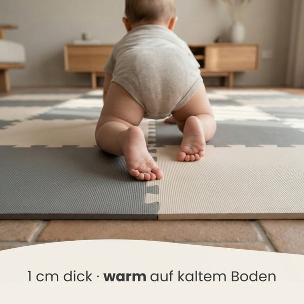 Baby krabbelt auf einer 1 Zentimeter dicken, wärmeisolierenden Puzzlematte aus Schaumstoff im Wohnzimmer.