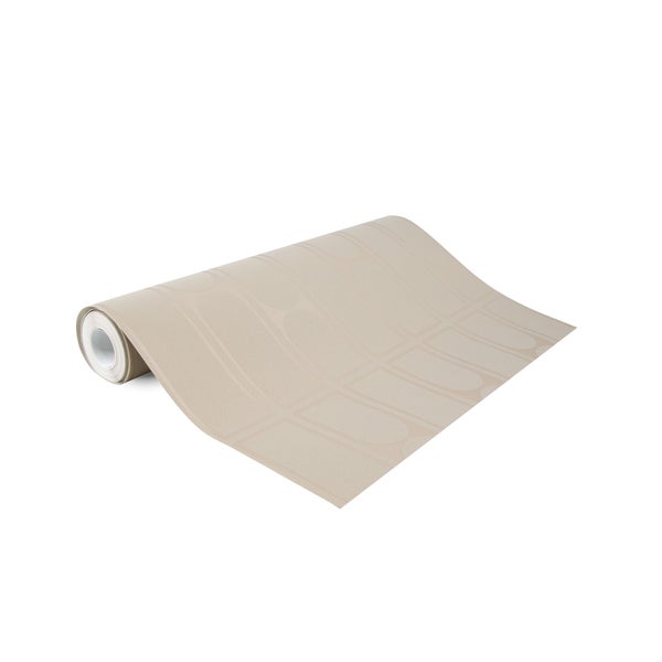Eine Tapetenrolle mit geometrischem Muster auf einer glatten Oberfläche.