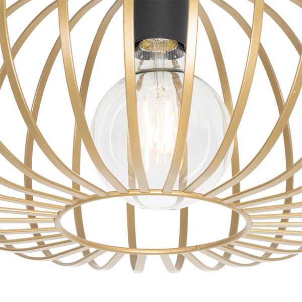 Detailaufnahme einer Hängeleuchte mit dekorativem, offenem Metallschirm und einer klaren Glühbirne