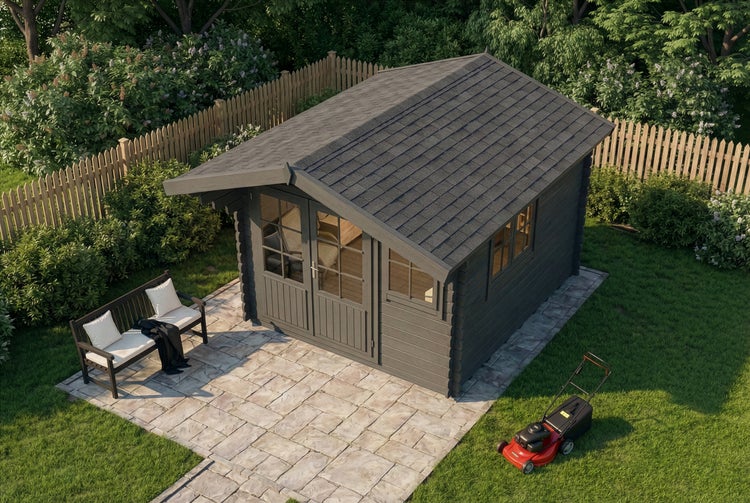 Gartenansicht mit Blockbohlenhaus, Bank und Rasenmäher