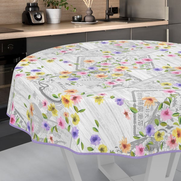 Runde Tischdecke mit Blumenmuster auf einem Tisch