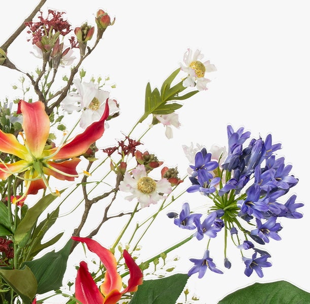 Künstlicher Blumenstrauß mit Lilien, blauen Blüten und kleinen weißen Blumen.