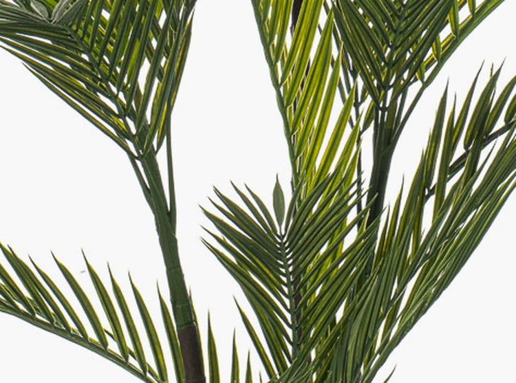 Nahaufnahme einer Kunstpalme mit detaillierten grünen Palmwedeln und Stamm.