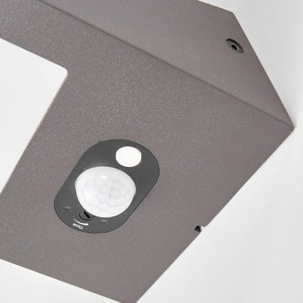 Detailansicht eines Bewegungssensors an einer anthrazitfarbenen Außenleuchte mit Zeiteinstellungsregler.