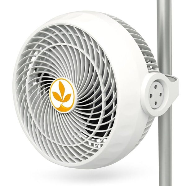 Clip-Ventilator aus Kunststoff mit spiralförmigem Schutzgitter und Garden Highpro Logo, montiert an einer Stange.