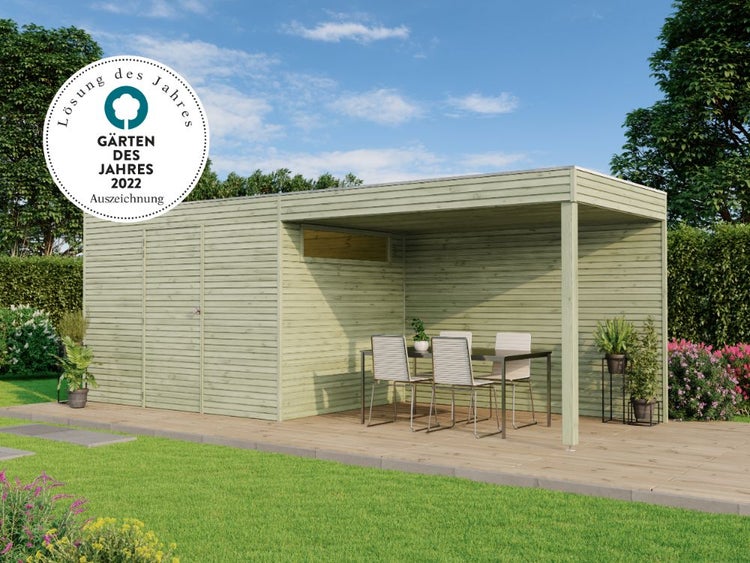 Modernes Gartenhaus aus Holz mit Geräteraum und überdachter Terrasse inklusive Sitzgruppe im Garten. Auszeichnung Gärten des Jahres 2022.