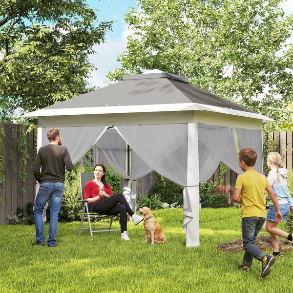 Gartenpavillon mit grauem Dach und hellen Seitenvorhängen aus Netzstoff in einem Garten mit einer vierköpfigen Familie und einem Hund.