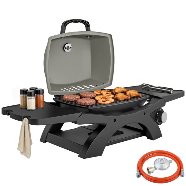 Tragbarer Gas-Tischgrill mit offenem Deckel, Grillgut, Gewürzen, Grillzange und Gasschlauch inklusive Druckregler.