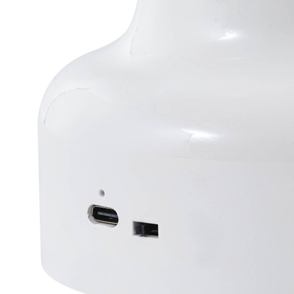 Detailansicht einer weißen Gerätebasis aus Kunststoff mit einem Ladeanschluss und einem Schiebeschalter.