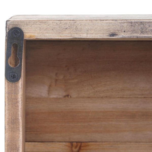 Detailansicht eines Holzregals mit Wandhalterung.
