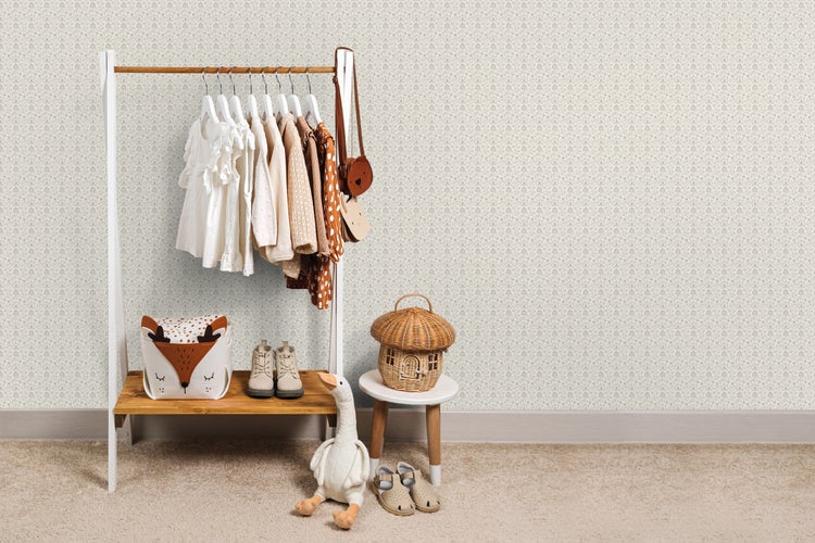 Kinderzimmer mit Kleiderständer, Spielzeug und Accessoires