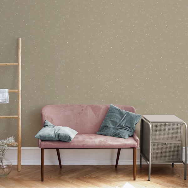 Raumansicht mit einer Couch, einem Beistelltisch, einer Leiter und einer Tapete mit Himmelsmotiven.