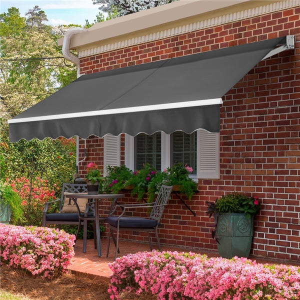 Hausfassade mit ausfahrbarer Markise über Sitzgruppe