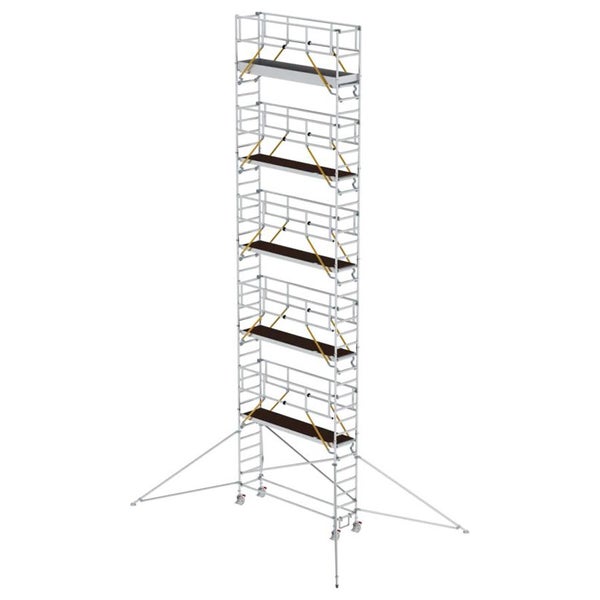 Hohes Gerüst mit mehreren Plattformen für Bau- oder Renovierungsarbeiten.