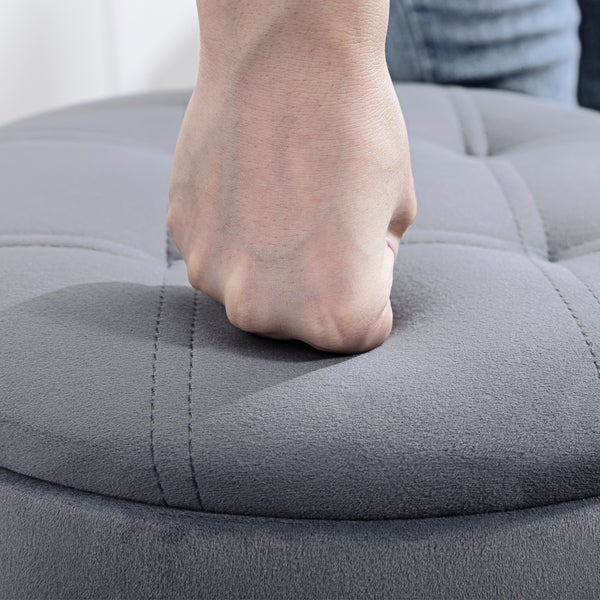 Ein Fausttest auf einem grauen Polsterhocker