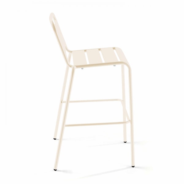Barstuhl aus Metall mit Lamellensitz und Rückenlehne in Cremeweiß.