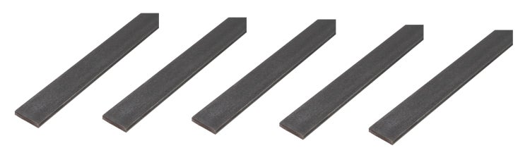 Fünf Flachstähle aus Metall als Baumaterial