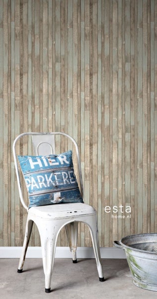 Wand mit Holzpaneel-Tapete, Stuhl und Kissen