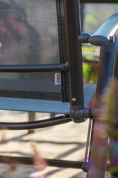 Detailansicht eines Gartenstuhls mit Netzgewebe, Metallgestell und Garden Impressions Logo.