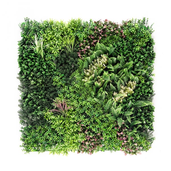 Quadratisches Paneel aus Kunstpflanzen mit verschiedenen grünen Blättern, Farnen und Gräsern für die Wanddekoration und vertikale Gärten.