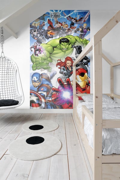 Kinderzimmer mit Wandbild von Comicfiguren, Holzbett und Hängekorb