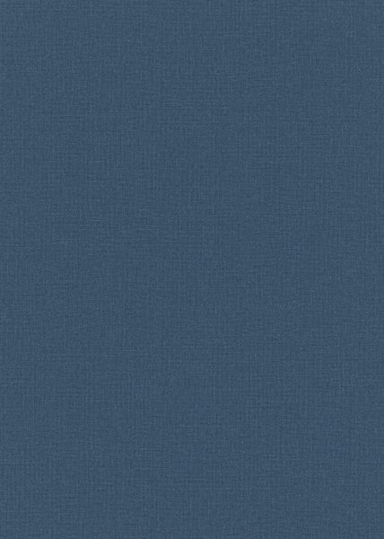 Wohnzimmer mit grauer Couch, Kissen und dekorativen Elementen vor blau gestrichener Wand