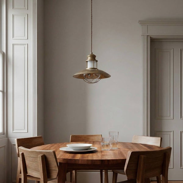 Esszimmer mit Holztisch, Stühlen und einer Pendelleuchte im Vintage-Stil