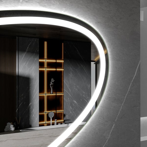 Modernes Badezimmer mit beleuchtetem Spiegel und Marmorwand
