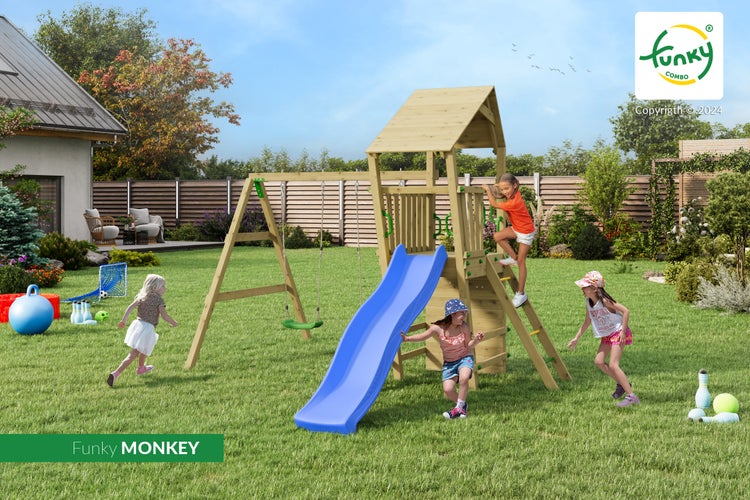 Spielturm Funky Monkey aus Holz mit blauer Rutsche, Schaukel und Leiter in einem hellen, weitläufigen Garten mit Kindern.