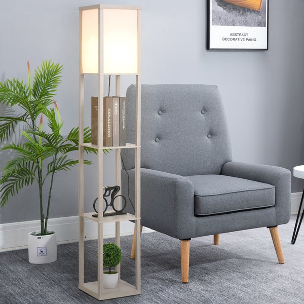 Stehlampe mit Regalfächern neben einem Sessel