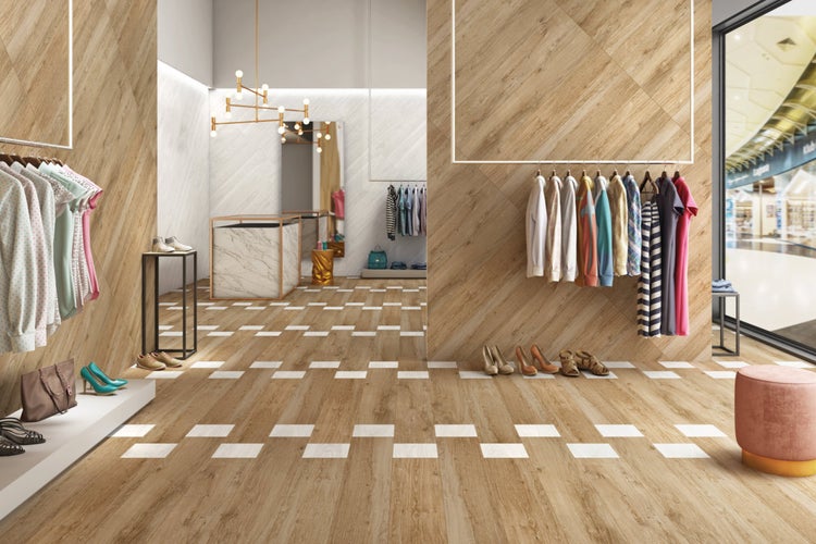 Innenraum eines Bekleidungsgeschäfts mit Holzbodenfliesen und Kleidung