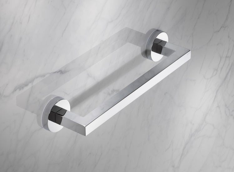 Keuco Duschgriff aus glänzendem Metall in eckigem Design, montiert an einer hellen Wand mit Marmoroptik.