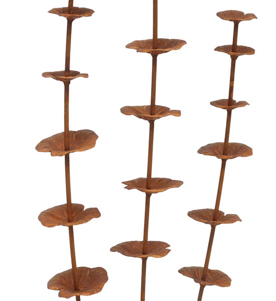 Gartenstecker aus Metall in Edelrost-Optik mit übereinander angeordneten Schalen in Blütenform.