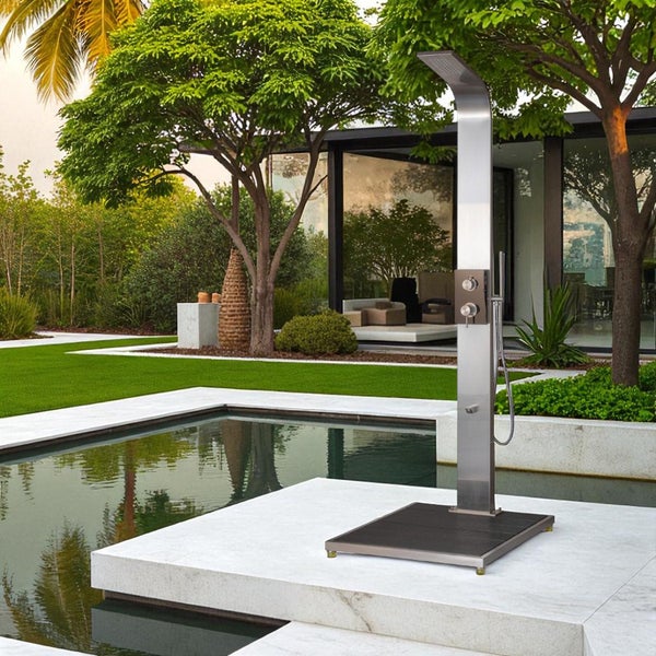 Moderne Gartendusche aus Edelstahl mit Kopfbrause und Handbrause, neben einem Pool in einem hellen, gepflegten Garten mit Rasen und Bäumen.