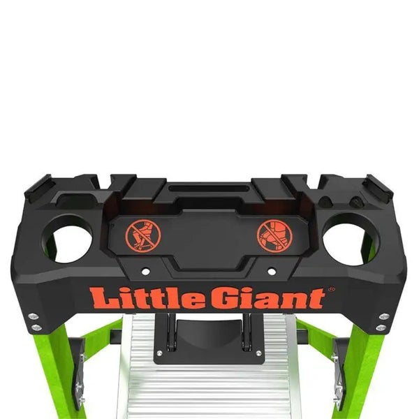 Obere Kappe einer Little Giant Stehleiter mit Werkzeugablage, Warnhinweisen gegen Sitzen oder Stehen und Little Giant Logo.