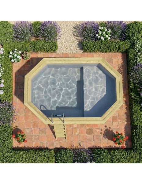 Aufsicht auf einen Holzpool im Garten mit Leiter