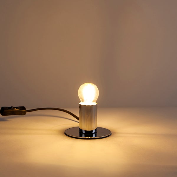 Kleine Tischleuchte mit rundem Metallsockel und Fassung, inklusive leuchtendem rundem Leuchtmittel und Netzkabel mit Schalter.