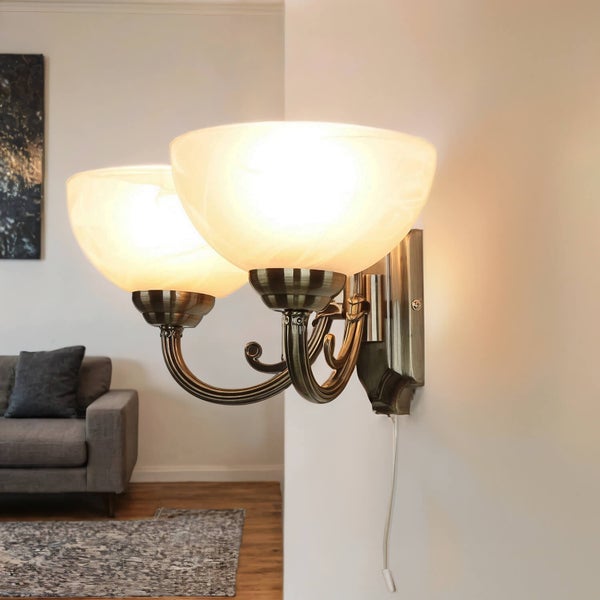 Wandleuchte mit zwei Leuchten und Zugschalter