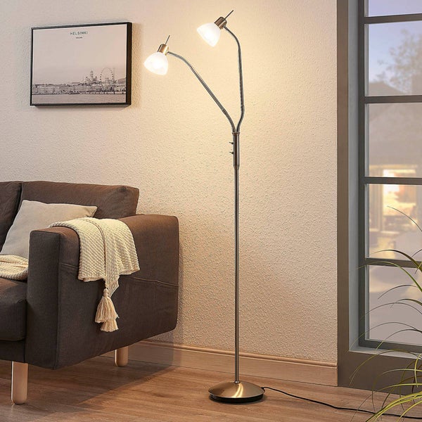 Stehlampe mit zwei Leuchten im Wohnzimmer neben einem Sofa