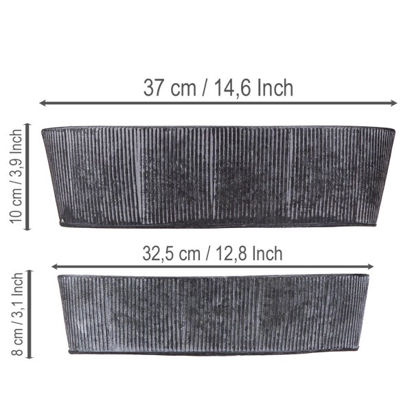 Zwei ovale graue Blumentöpfe aus Metall mit Rillenstruktur. Maße: 37 mal 10 Zentimeter und 32,5 mal 8 Zentimeter.